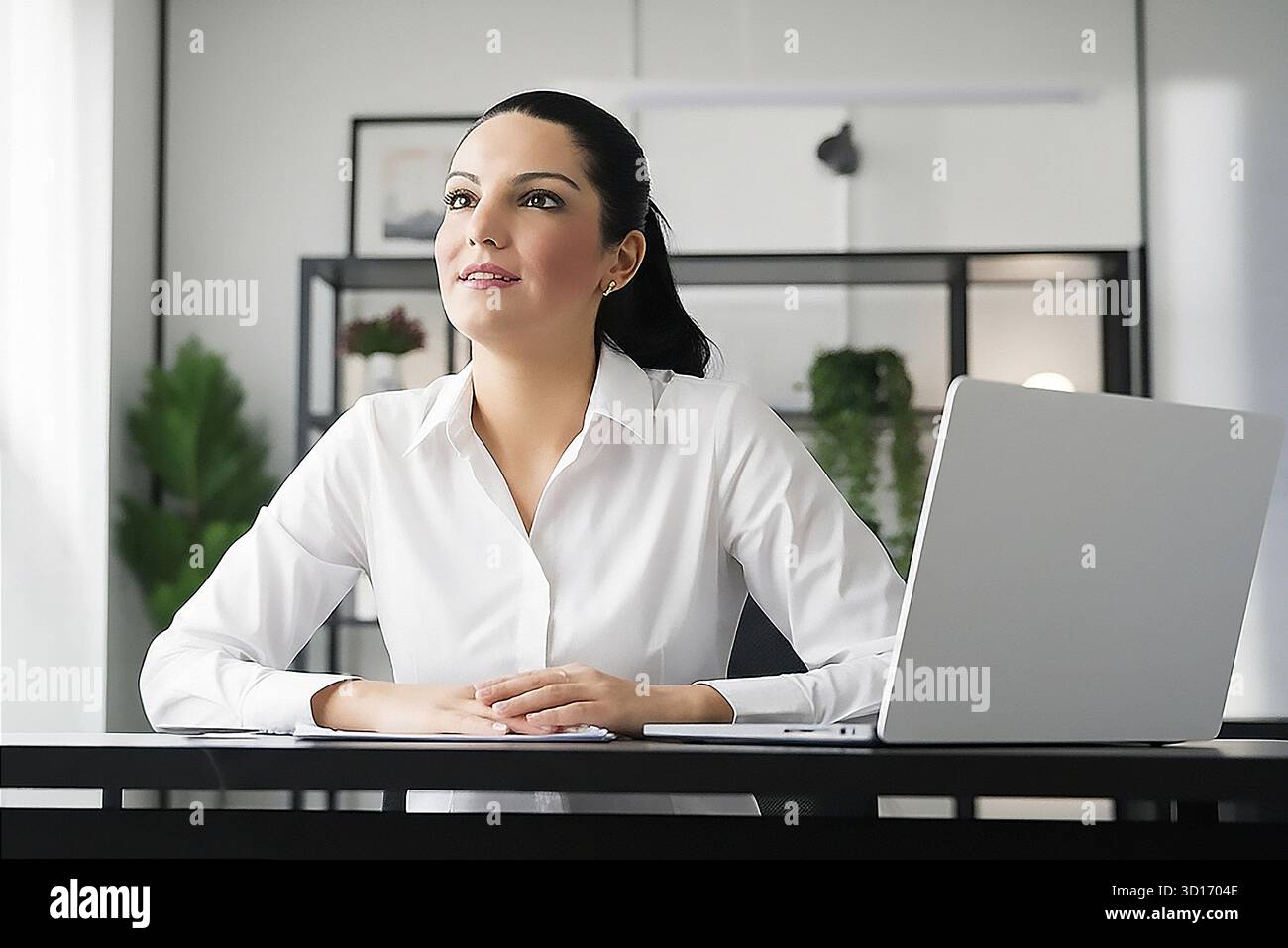 Professionelle Frau sitzt an einem eleganten Schreibtisch in einem hellen, modernen Büro und blickt mit einem durchdachten Ausdruck nach oben. Die Szene vermittelt Fokus, Produktivität, Stockfoto