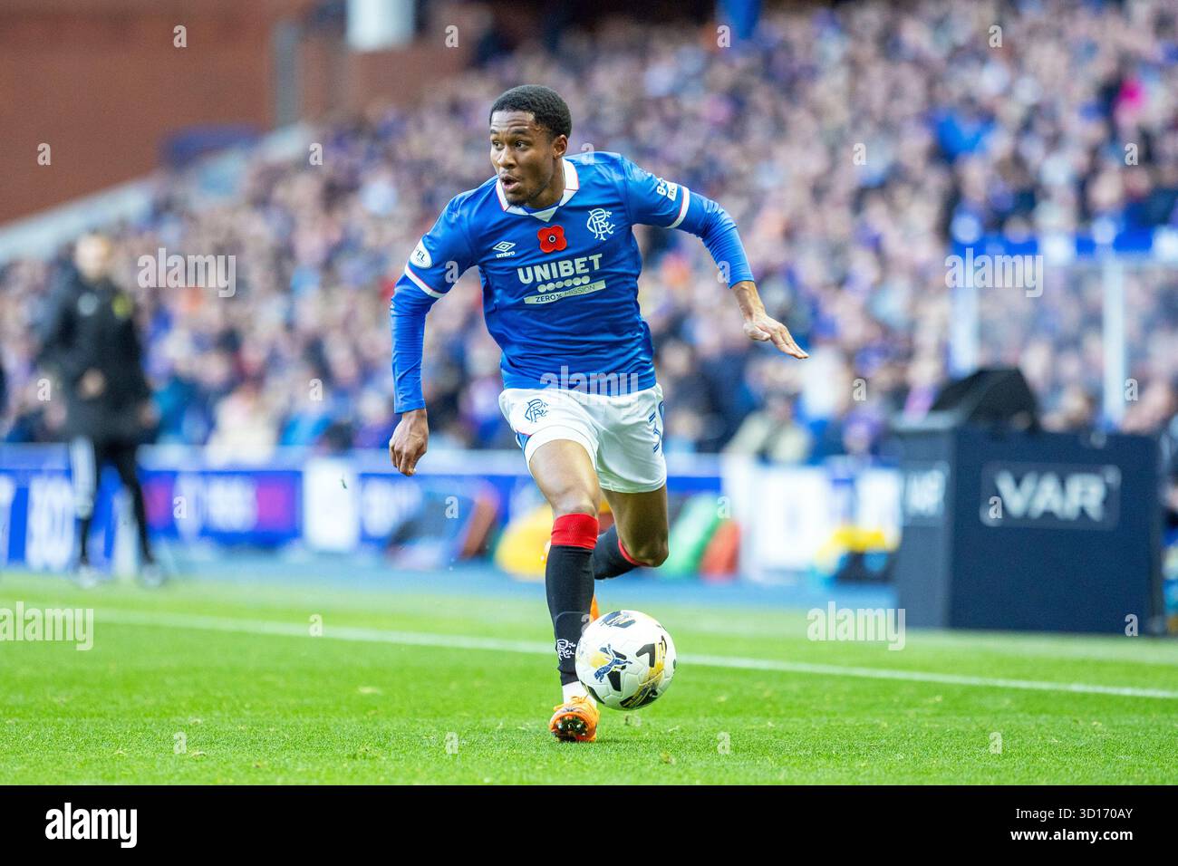 Glasgow, Großbritannien. Oktober 2025. Rangers FC spielte Kilmarnock FC im Ibrox Stadium, dem Heimstadion der Rangers, in einem William Hill Premiership Game of Football. Das Ergebnis war die Rangers 3:1 Kilmarnock. Jayden Meghoma (R30) läuft mit dem Ball. Quelle: Findlay/Alamy Live News Stockfoto