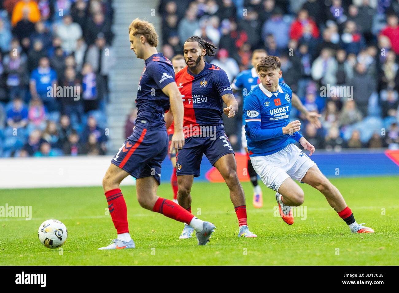 Glasgow, Großbritannien. Oktober 2025. Rangers FC spielte Kilmarnock FC im Ibrox Stadium, dem Heimstadion der Rangers, in einem William Hill Premiership Game of Football. Das Ergebnis war die Rangers 3:1 Kilmarnock. Mikey Moore (R47) und Dominic Thomson (K3) folgen dem Ball. Quelle: Findlay/Alamy Live News Stockfoto
