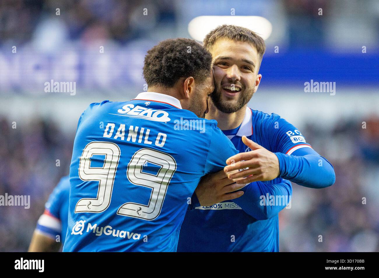 Glasgow, Großbritannien. Oktober 2025. Rangers FC spielte Kilmarnock FC im Ibrox Stadium, dem Heimstadion der Rangers, in einem William Hill Premiership Game of Football. Das Ergebnis war die Rangers 3:1 Kilmarnock. Danilo (R99) feiert mit Nicolas Raskin (R43), nachdem er in 51 Minuten das 2. Tor der Rangers erzielt hat. Quelle: Findlay/Alamy Live News Stockfoto