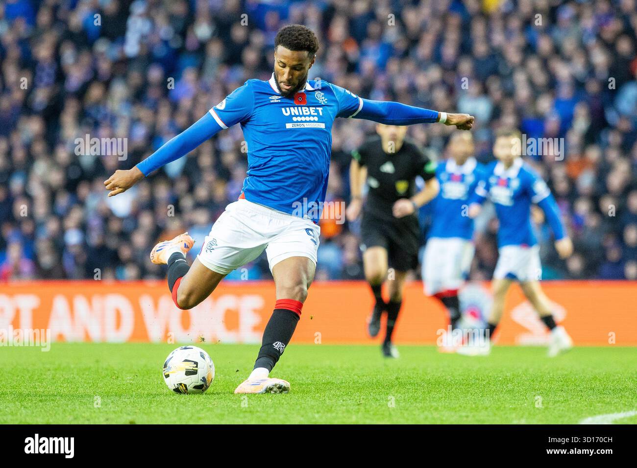 Glasgow, Großbritannien. Oktober 2025. Rangers FC spielte Kilmarnock FC im Ibrox Stadium, dem Heimstadion der Rangers, in einem William Hill Premiership Game of Football. Das Ergebnis war die Rangers 3:1 Kilmarnock. Youssef Chermiti (R9) tritt den Ball und erzielt Rangers das 3. Tor in 72 Minuten. Quelle: Findlay/Alamy Live News Stockfoto