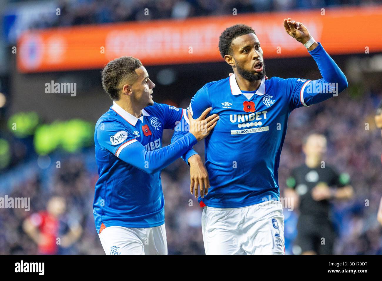 Glasgow, Großbritannien. Oktober 2025. Rangers FC spielte Kilmarnock FC im Ibrox Stadium, dem Heimstadion der Rangers, in einem William Hill Premiership Game of Football. Das Ergebnis war die Rangers 3:1 Kilmarnock. Youssef Chermiti (R9) winkt den Fans zu, nachdem er in 72 Minuten das 3. Tor der Rangers erzielt und mit Max Aaron (R3) feiert. Quelle: Findlay/Alamy Live News Stockfoto