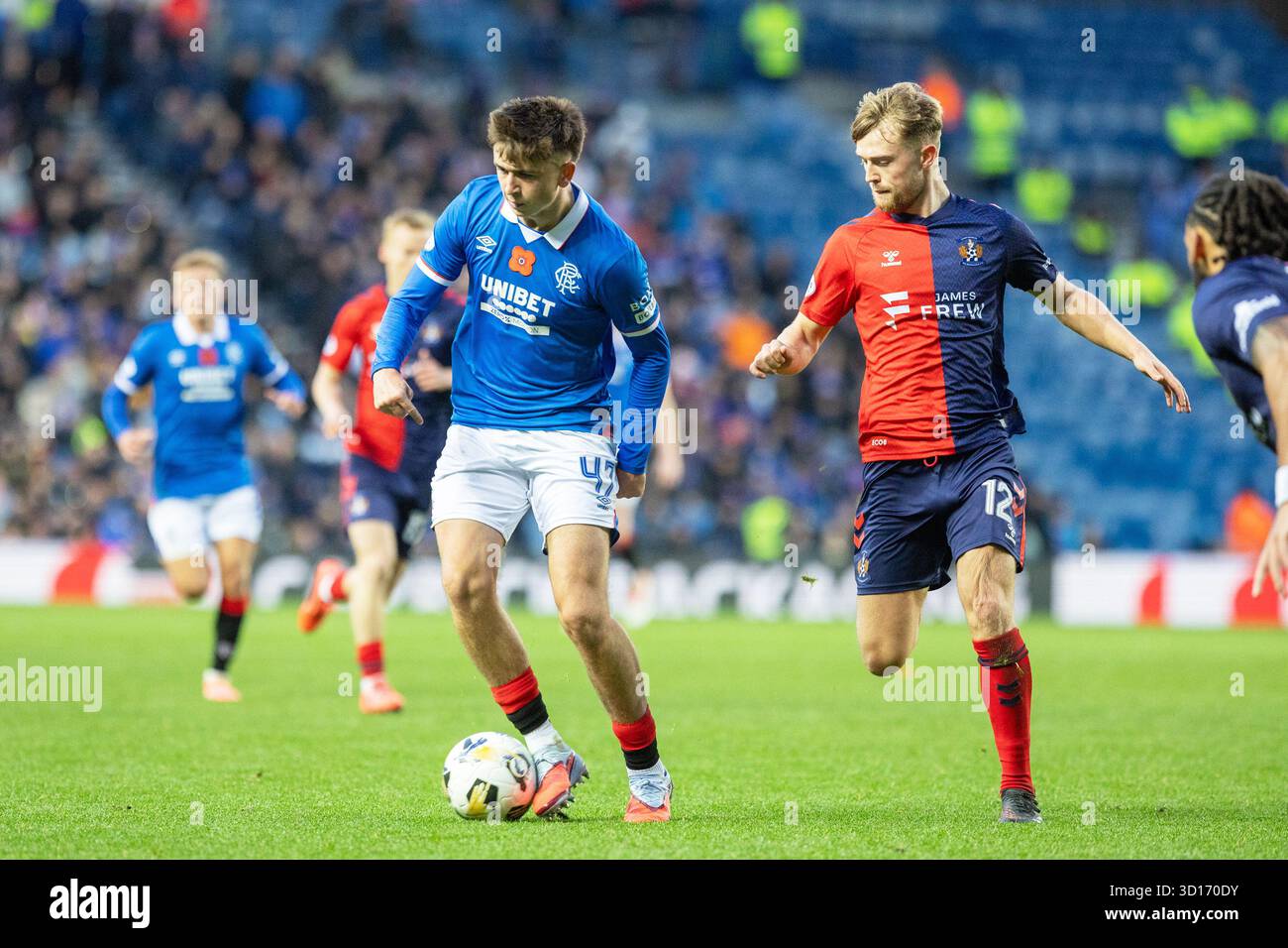 Glasgow, Großbritannien. Oktober 2025. Rangers FC spielte Kilmarnock FC im Ibrox Stadium, dem Heimstadion der Rangers, in einem William Hill Premiership Game of Football. Das Ergebnis war die Rangers 3:1 Kilmarnock. Mikey Moore (R47) wird von David Watson (K12) verfolgt. Quelle: Findlay/Alamy Live News Stockfoto
