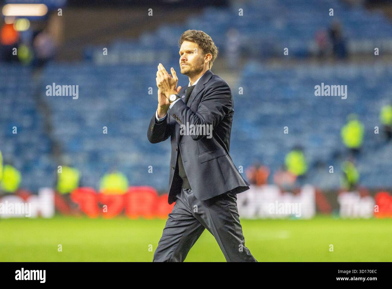 Glasgow, Großbritannien. Oktober 2025. Rangers FC spielte Kilmarnock FC im Ibrox Stadium, dem Heimstadion der Rangers, in einem William Hill Premiership Game of Football. Das Ergebnis war die Rangers 3:1 Kilmarnock. Danny Rohl, Cheftrainer der Rangers, applaudiert den Fans und Fans am Ende des Spiels. Quelle: Findlay/Alamy Live News Stockfoto