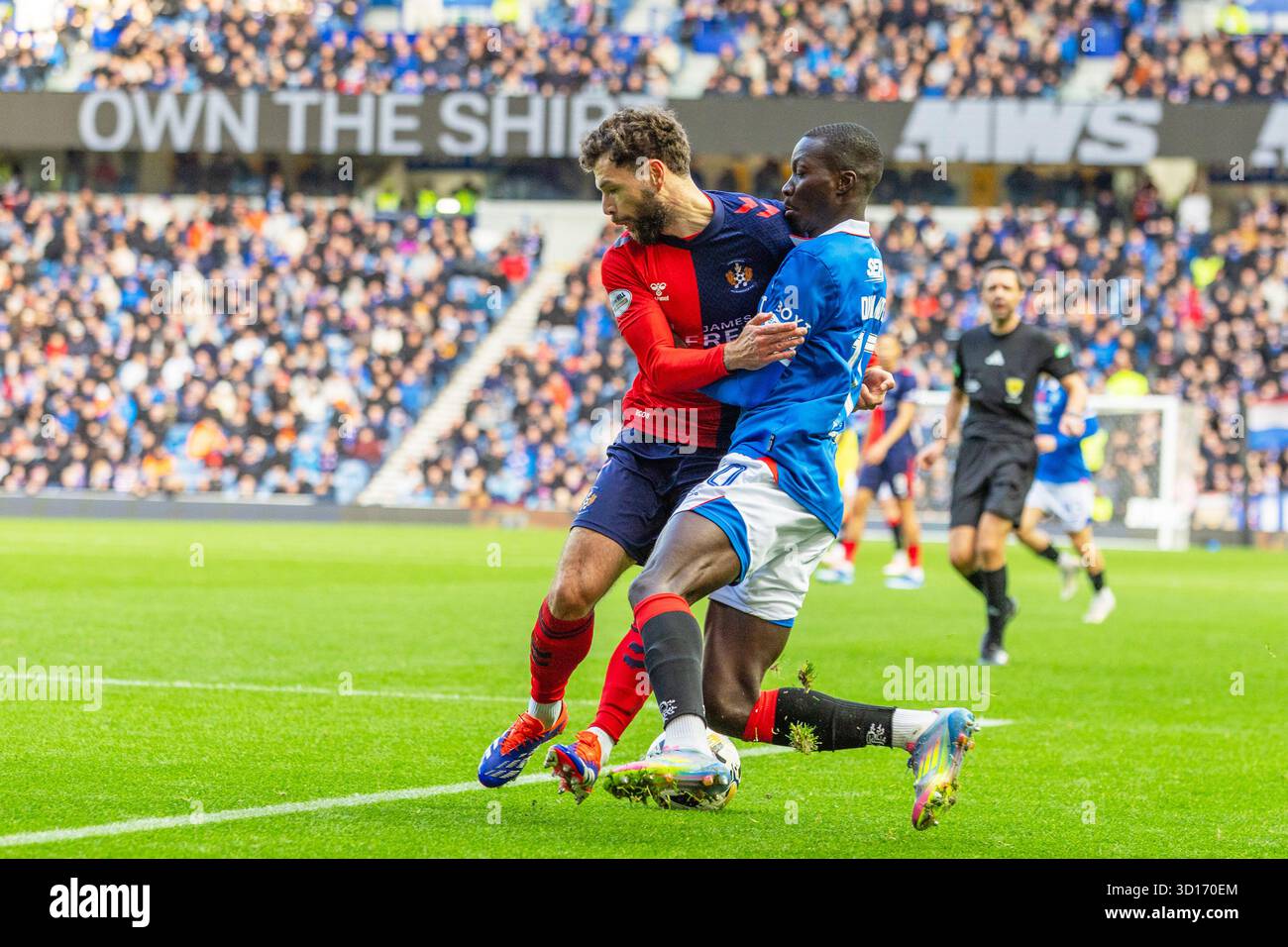 Oktober 2025. Glasgow, Großbritannien. Rangers FC spielte Kilmarnock FC im Ibrox Stadium, dem Heimstadion der Rangers, in einem William Hill Premiership Game of Football. Das Ergebnis war die Rangers 3:1 Kilmarnock. Mohamed Diomande (R10) und Jamie Brandon (K2) treten um den Ball an. Quelle: Findlay/Alamy Live News Stockfoto