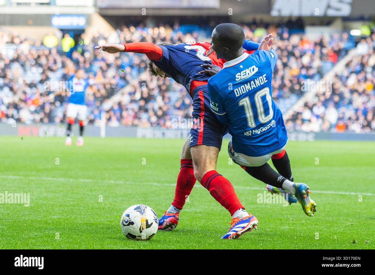 Oktober 2025. Glasgow, Großbritannien. Rangers FC spielte Kilmarnock FC im Ibrox Stadium, dem Heimstadion der Rangers, in einem William Hill Premiership Game of Football. Das Ergebnis war die Rangers 3:1 Kilmarnock. Mohamed Diomande (R10) und Jamie Brandon (K2) treten um den Ball an. Quelle: Findlay/Alamy Live News Stockfoto