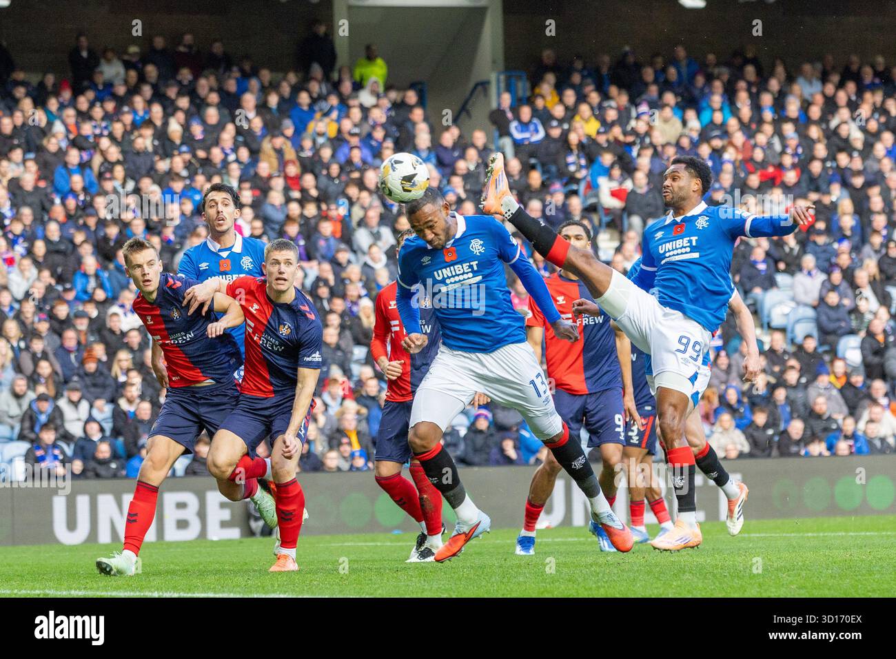 Oktober 2025. Glasgow, Großbritannien. Rangers FC spielte Kilmarnock FC im Ibrox Stadium, dem Heimstadion der Rangers, in einem William Hill Premiership Game of Football. Das Ergebnis war die Rangers 3:1 Kilmarnock. Derek Cornelius (R13) führt den Ball an und erzielt das erste Tor der Rangers in 15 Minuten. Quelle: Findlay/Alamy Live News Stockfoto