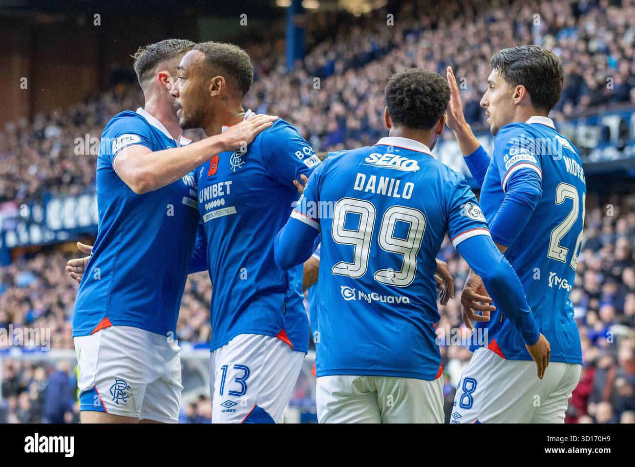 Oktober 2025. Glasgow, Großbritannien. Rangers FC spielte Kilmarnock FC im Ibrox Stadium, dem Heimstadion der Rangers, in einem William Hill Premiership Game of Football. Das Ergebnis war die Rangers 3:1 Kilmarnock. Derek Cornelius (R13) feiert und wird von John Souttar (R5) mit Danilo (R99) und Miovski (R28) gratuliert. Nach dem Tor der Rangers in 15 Minuten. Quelle: Findlay/Alamy Live News Stockfoto