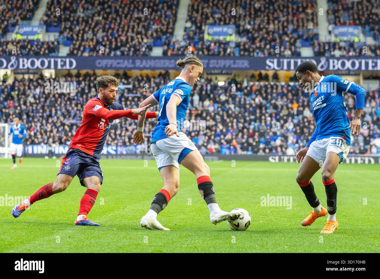 Oktober 2025. Glasgow, Großbritannien. Rangers FC spielte Kilmarnock FC im Ibrox Stadium, dem Heimstadion der Rangers, in einem William Hill Premiership Game of Football. Das Ergebnis war die Rangers 3:1 Kilmarnock. Thelo Aasgaard (R11) schlägt Kilmarnock Defender Credit: Findlay/ Alamy Live News Stockfoto
