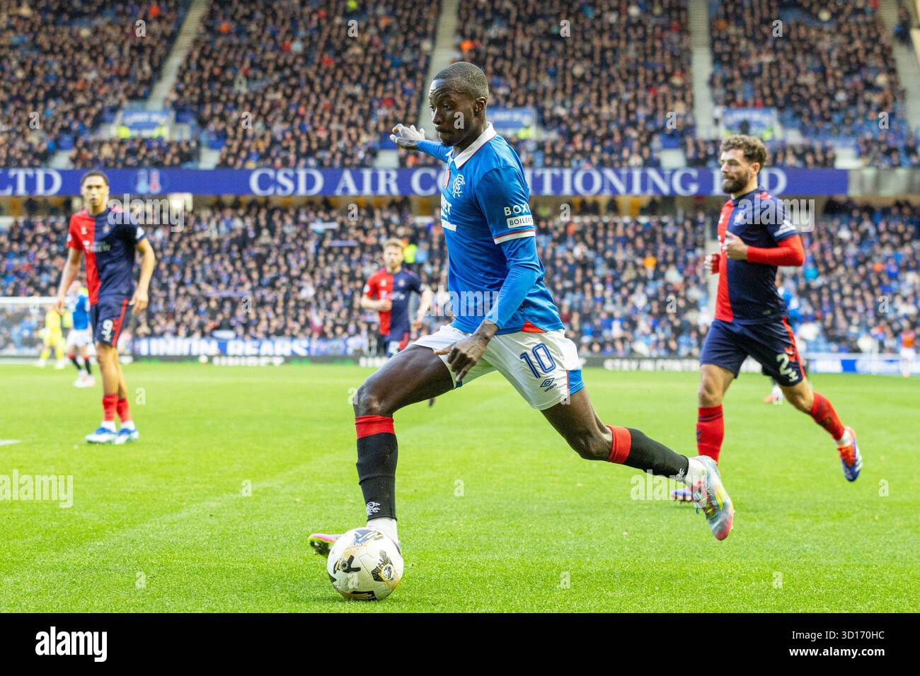 Oktober 2025. Glasgow, Großbritannien. Rangers FC spielte Kilmarnock FC im Ibrox Stadium, dem Heimstadion der Rangers, in einem William Hill Premiership Game of Football. Das Ergebnis war die Rangers 3:1 Kilmarnock. Mohamed Diomande (R10) tritt den Ball. Quelle: Findlay/Alamy Live News Stockfoto