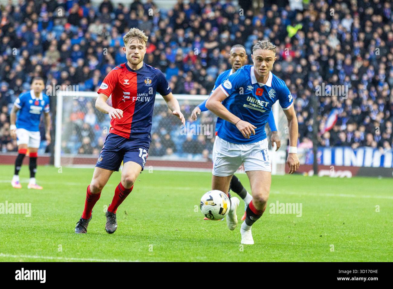 Oktober 2025. Glasgow, Großbritannien. Rangers FC spielte Kilmarnock FC im Ibrox Stadium, dem Heimstadion der Rangers, in einem William Hill Premiership Game of Football. Das Ergebnis war die Rangers 3:1 Kilmarnock. Thelo Aasgaard (R11) hat David Watson (K12) gespielt Stockfoto