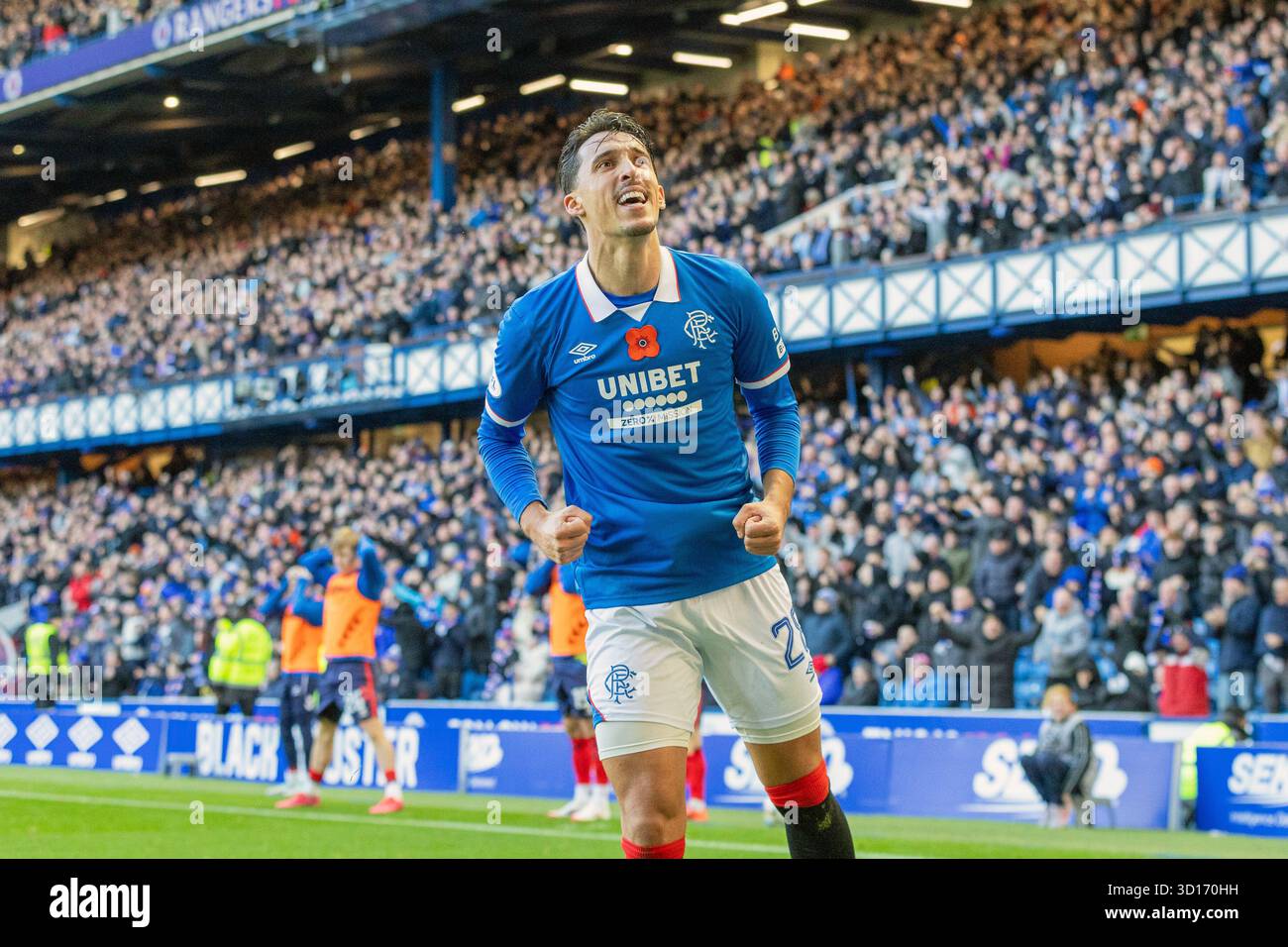 Oktober 2025. Glasgow, Großbritannien. Rangers FC spielte Kilmarnock FC im Ibrox Stadium, dem Heimstadion der Rangers, in einem William Hill Premiership Game of Football. Das Ergebnis war die Rangers 3:1 Kilmarnock. Bojan Miovski (R28) lächelt, nachdem er denkt, dass er einen Treffer erzielt hat, aber das Tor wurde später für Abseits verboten. Quelle: Findlay/Alamy Live News Stockfoto