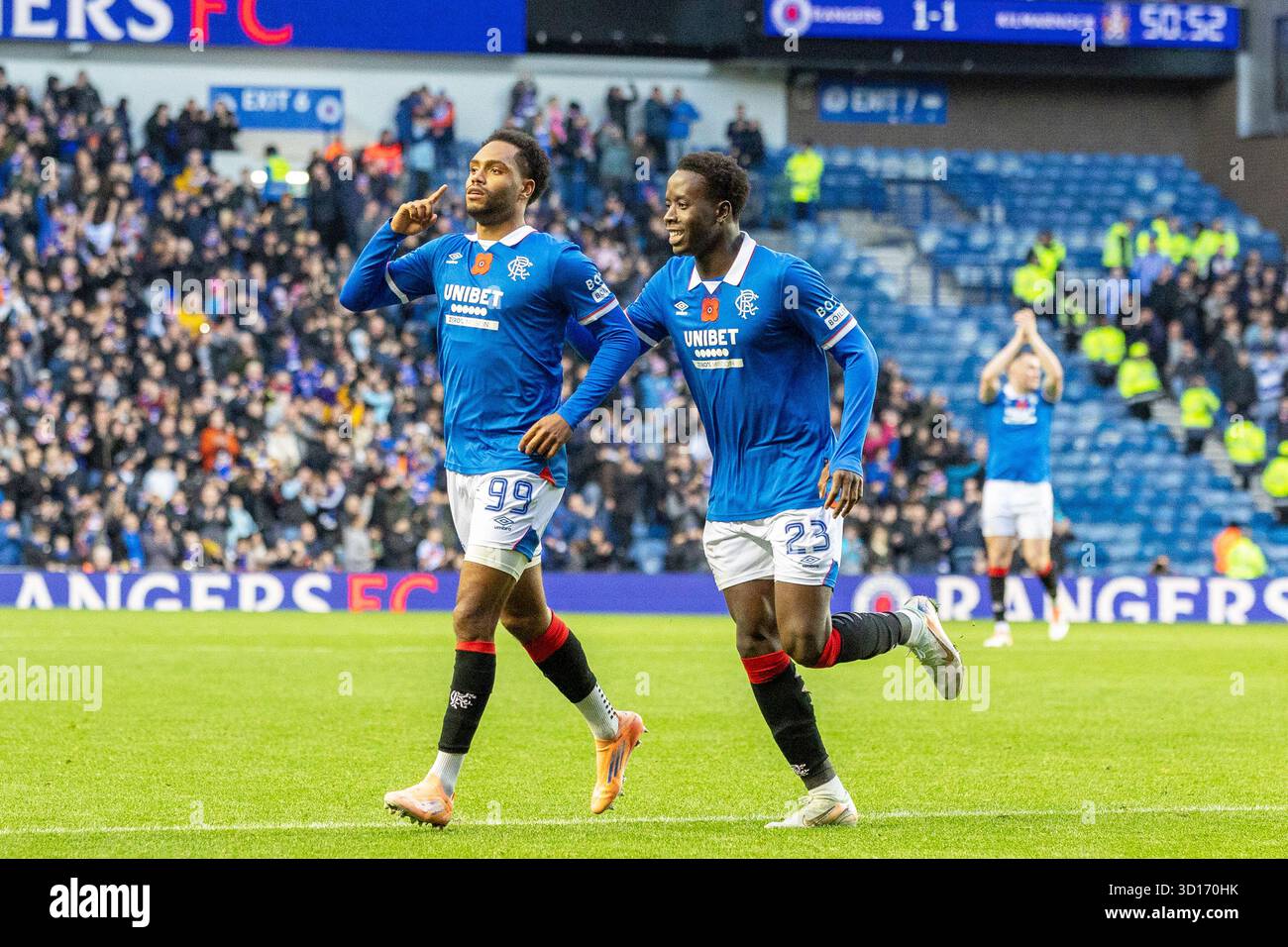 Oktober 2025. Glasgow, Großbritannien. Rangers FC spielte Kilmarnock FC im Ibrox Stadium, dem Heimstadion der Rangers, in einem William Hill Premiership Game of Football. Das Ergebnis war die Rangers 3:1 Kilmarnock. Danilo feiert mit Djeidi Gassama (R23), der den Rangers das 2. Tor in 51 Minuten erzielt. Quelle: Findlay/Alamy Live News Stockfoto