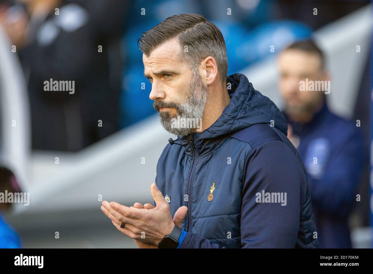 Oktober 2025. Glasgow, Großbritannien. Rangers FC spielte Kilmarnock FC im Ibrox Stadium, dem Heimstadion der Rangers, in einem William Hill Premiership Game of Football. Das Ergebnis war die Rangers 3:1 Kilmarnock. Bild von Stuart Kettlewell, Kilmarnock Coach, während des Spiels. Quelle: Findlay/Alamy Live News Stockfoto