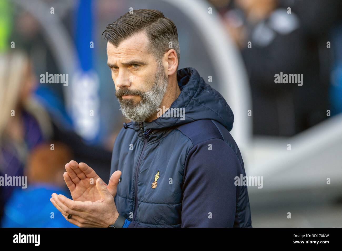 Oktober 2025. Glasgow, Großbritannien. Rangers FC spielte Kilmarnock FC im Ibrox Stadium, dem Heimstadion der Rangers, in einem William Hill Premiership Game of Football. Das Ergebnis war die Rangers 3:1 Kilmarnock. Bild von Stuart Kettlewell, Kilmarnock Coach, während des Spiels. Quelle: Findlay/Alamy Live News Stockfoto