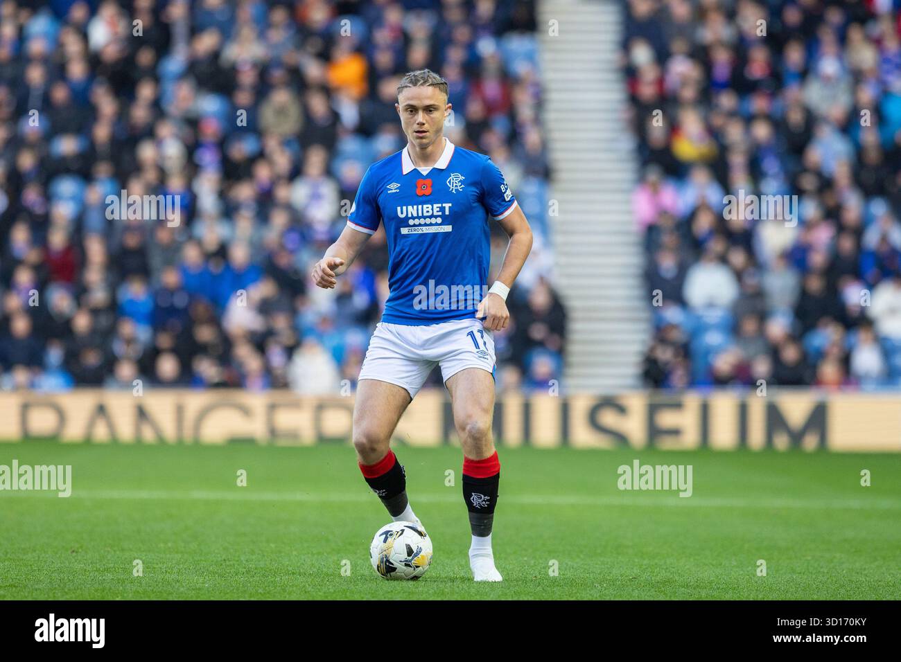 Oktober 2025. Glasgow, Großbritannien. Rangers FC spielte Kilmarnock FC im Ibrox Stadium, dem Heimstadion der Rangers, in einem William Hill Premiership Game of Football. Das Finale war die Rangers 3:1 Kilmarnock. Bild von Thelo Aasgaard (R11) mit dem Ball. Quelle: Findlay/Alamy Live News Stockfoto