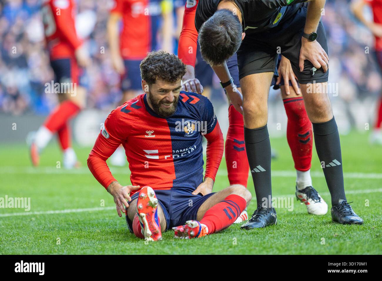 Oktober 2025. Glasgow, Großbritannien. Rangers FC spielte Kilmarnock FC im Ibrox Stadium, dem Heimstadion der Rangers, in einem William Hill Premiership Game of Football. Das Ergebnis war die Rangers 3:1 Kilmarnock. Jamie Brandon (K2) sitzt auf dem Boden und behauptet, verletzt worden zu sein und wird von Kevin Clancy, dem Schiedsrichter, überprüft. Quelle: Findlay/Alamy Live News Stockfoto