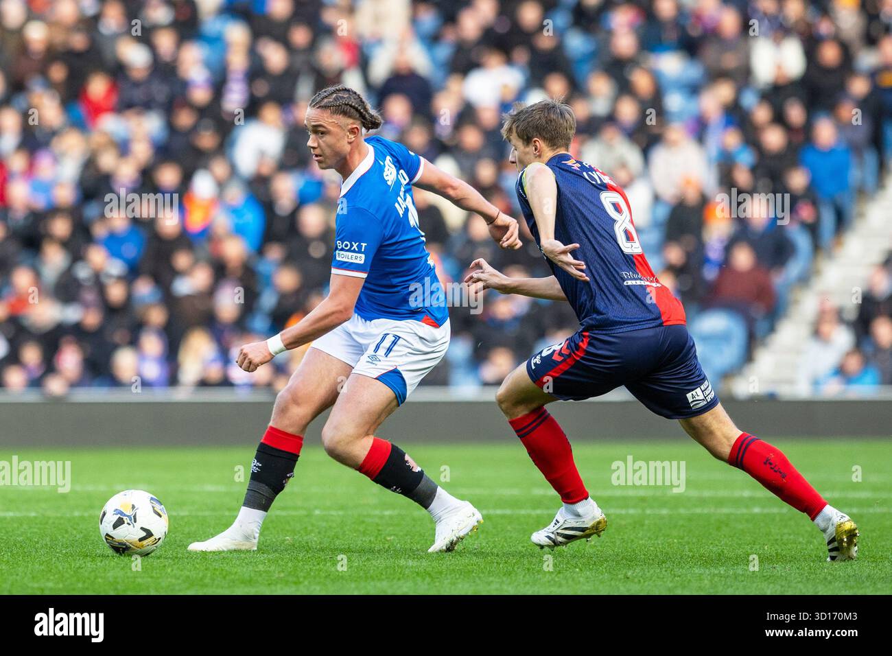 Oktober 2025. Glasgow, Großbritannien. Rangers FC spielte Kilmarnock FC im Ibrox Stadium, dem Heimstadion der Rangers, in einem William Hill Premiership Game of Football. Das Ergebnis war die Rangers 3:1 Kilmarnock. Thelo Aasgaard (R11) übertrifft Brad Lyons (K8) Credit: Findlay/ Alamy Live News Stockfoto