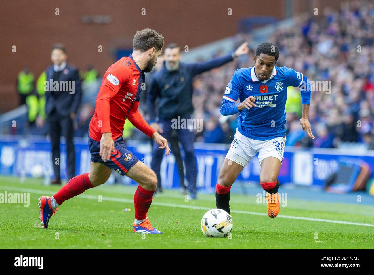 Oktober 2025. Glasgow, Großbritannien. Rangers FC spielte Kilmarnock FC im Ibrox Stadium, dem Heimstadion der Rangers, in einem William Hill Premiership Game of Football. Das Ergebnis war die Rangers 3:1 Kilmarnock. Jamie Brandon (K2) und Jayden Meghoma (R30) laufen für den Ball. Quelle: Findlay/Alamy Live News Stockfoto