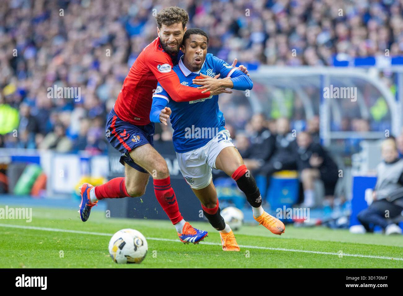 Oktober 2025. Glasgow, Großbritannien. Rangers FC spielte Kilmarnock FC im Ibrox Stadium, dem Heimstadion der Rangers, in einem William Hill Premiership Game of Football. Das Ergebnis war die Rangers 3:1 Kilmarnock. Jayden Meghoma (R30) und Jamie Brandon (K2) treten um den Ball an.Credit: Findlay/ Alamy Live News Stockfoto