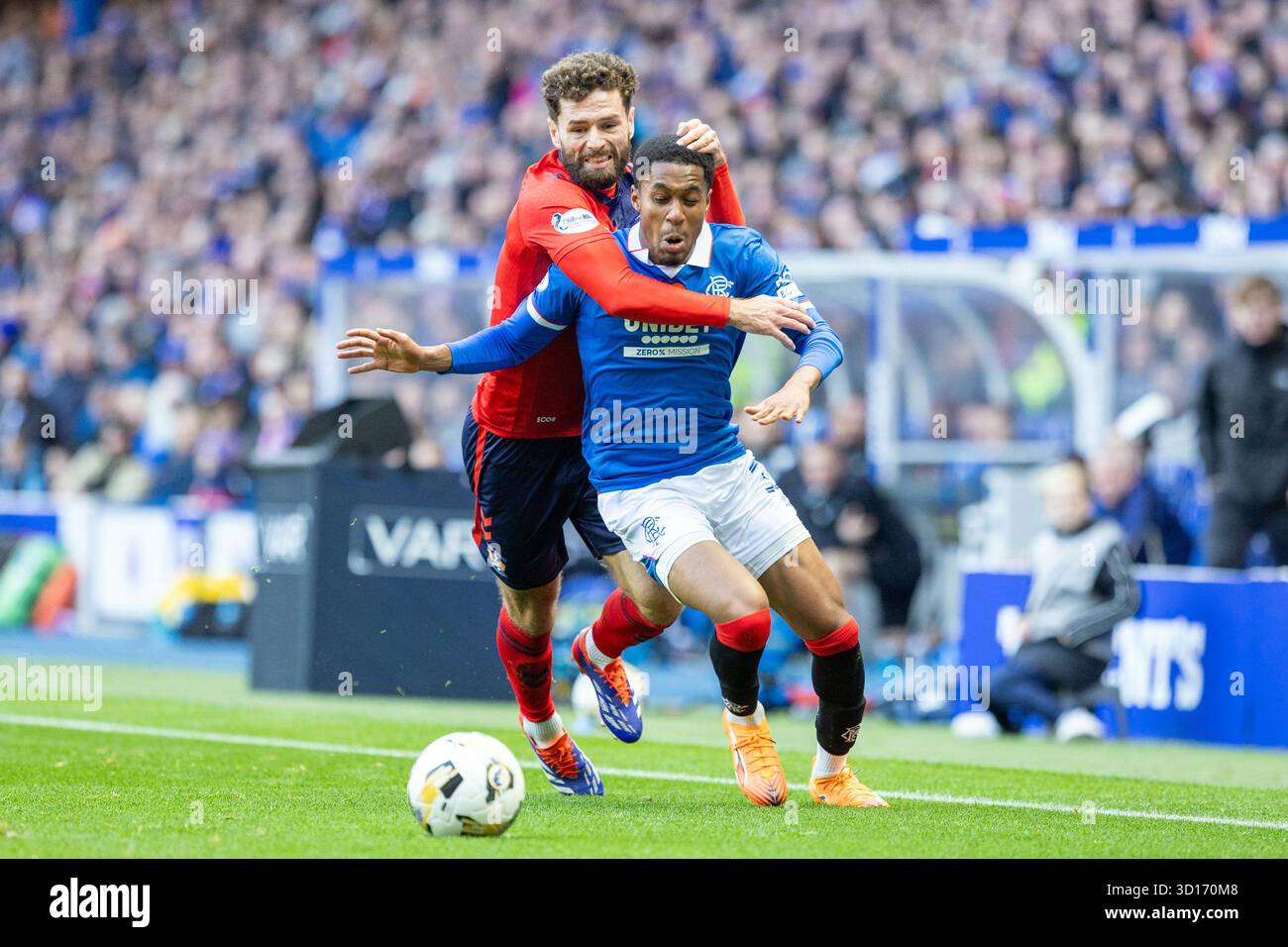 Oktober 2025. Glasgow, Großbritannien. Rangers FC spielte Kilmarnock FC im Ibrox Stadium, dem Heimstadion der Rangers, in einem William Hill Premiership Game of Football. Das Ergebnis war die Rangers 3:1 Kilmarnock. Jayden Meghoma (R30) und Jamie Brandon (K2) treten um den Ball an.Credit: Findlay/ Alamy Live News Stockfoto