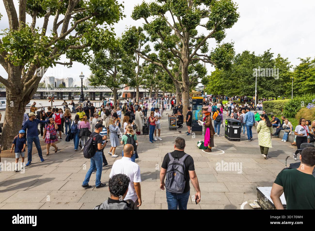 Themse Uferpromenade in London mit Touristen und Familienaktivitäten. London, UK, 23. Juli 2023 Stockfoto