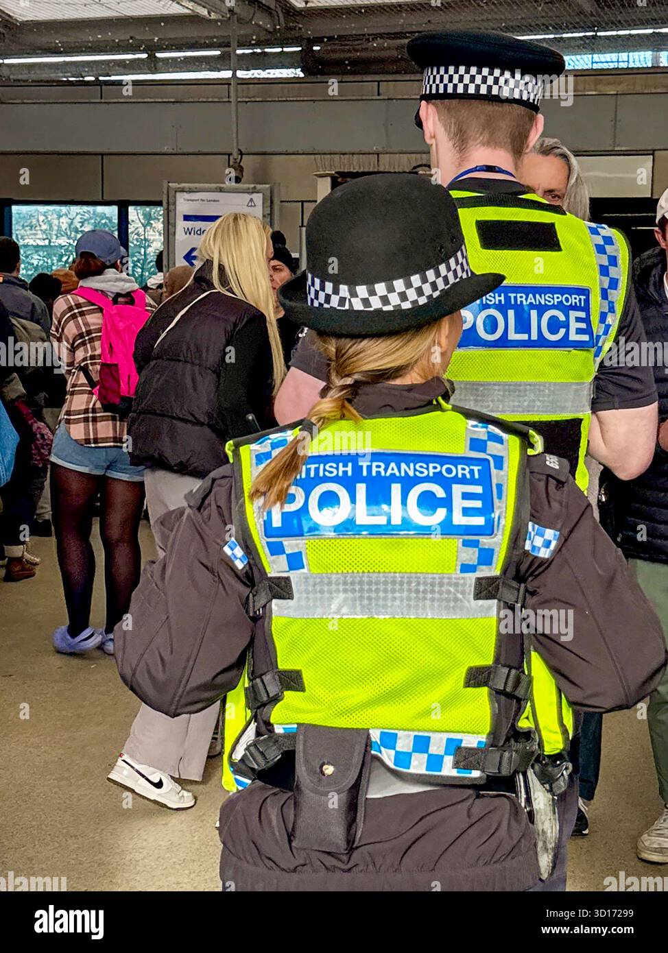 London, England, Großbritannien - 25. Oktober 2025: Polizeibeamte der britischen Verkehrspolizei im Dienst an der U-Bahnstation Wembley Park für eine Sportveranstaltung Stockfoto