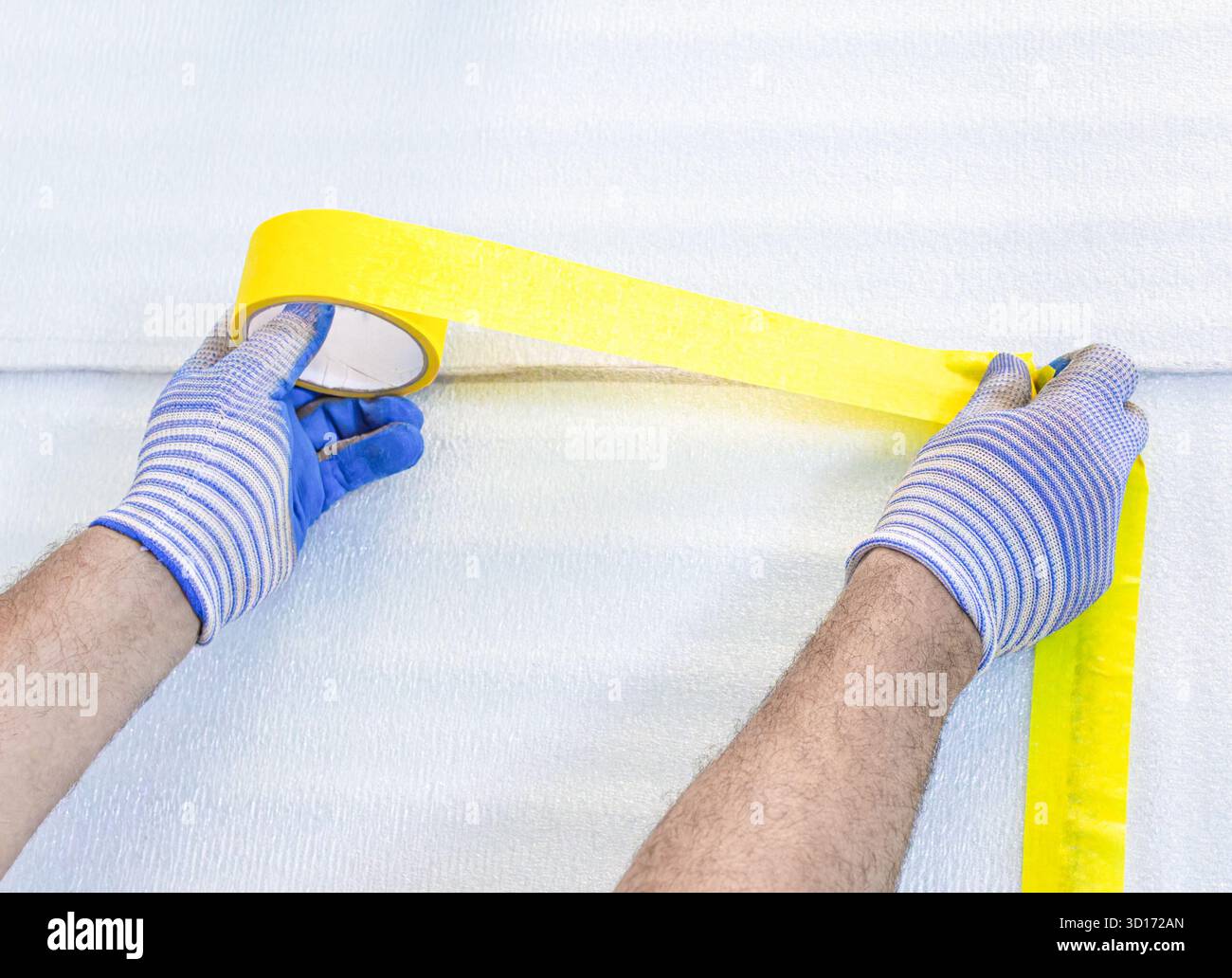 Vor der Verlegung des Linoleums wurde eine Wärmedämmung auf den Boden gelegt, um die Wärme im Winter zu speichern, Hausreparaturen vor dem Winter Stockfoto