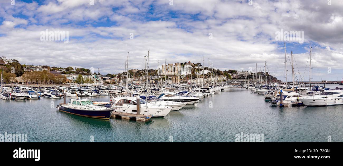 Torquay, Devon, England, Großbritannien - 23. April 2025: Panoramablick auf Boote und Yachten in der Marina an der Küste von Torquay Stockfoto