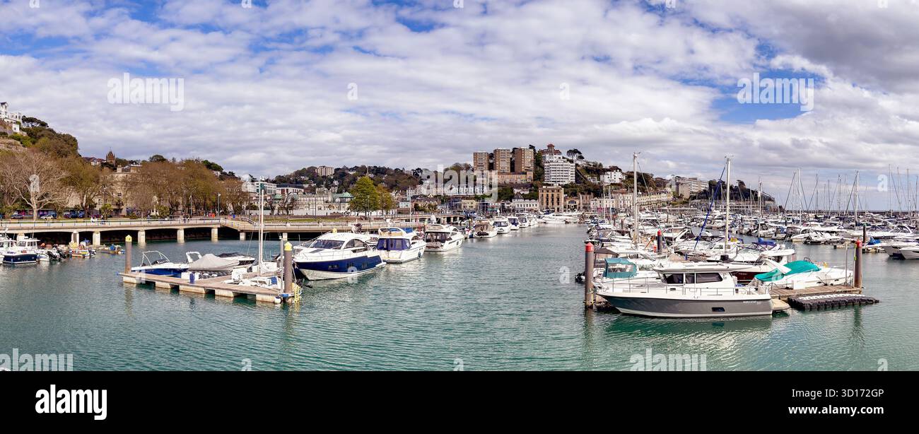 Torquay, Devon, England, Großbritannien - 23. April 2025: Panoramablick auf Boote und Yachten in der Marina an der Küste von Torquay Stockfoto