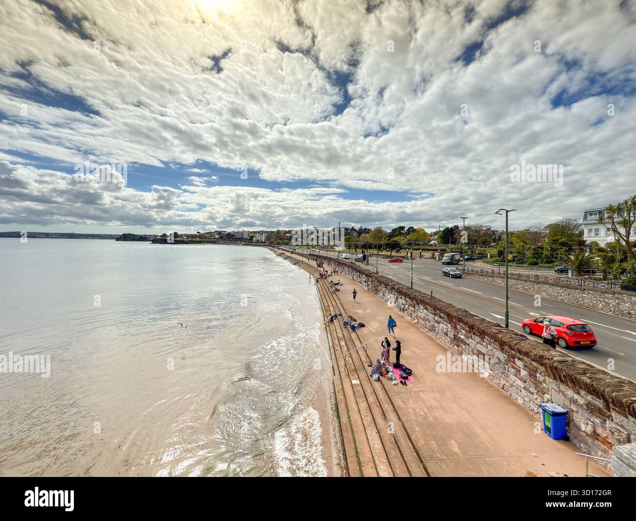 Torquay, Devon, England, Großbritannien - 23. april 2025: Menschen am Meer in Torquay, einem Ferienort im Südwesten Englands. Stockfoto