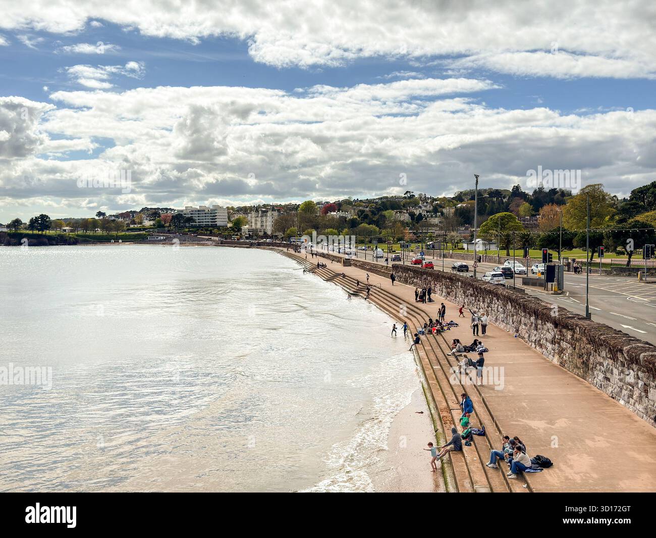 Torquay, Devon, England, Großbritannien - 23. april 2025: Menschen am Meer in Torquay, einem Ferienort im Südwesten Englands. Stockfoto