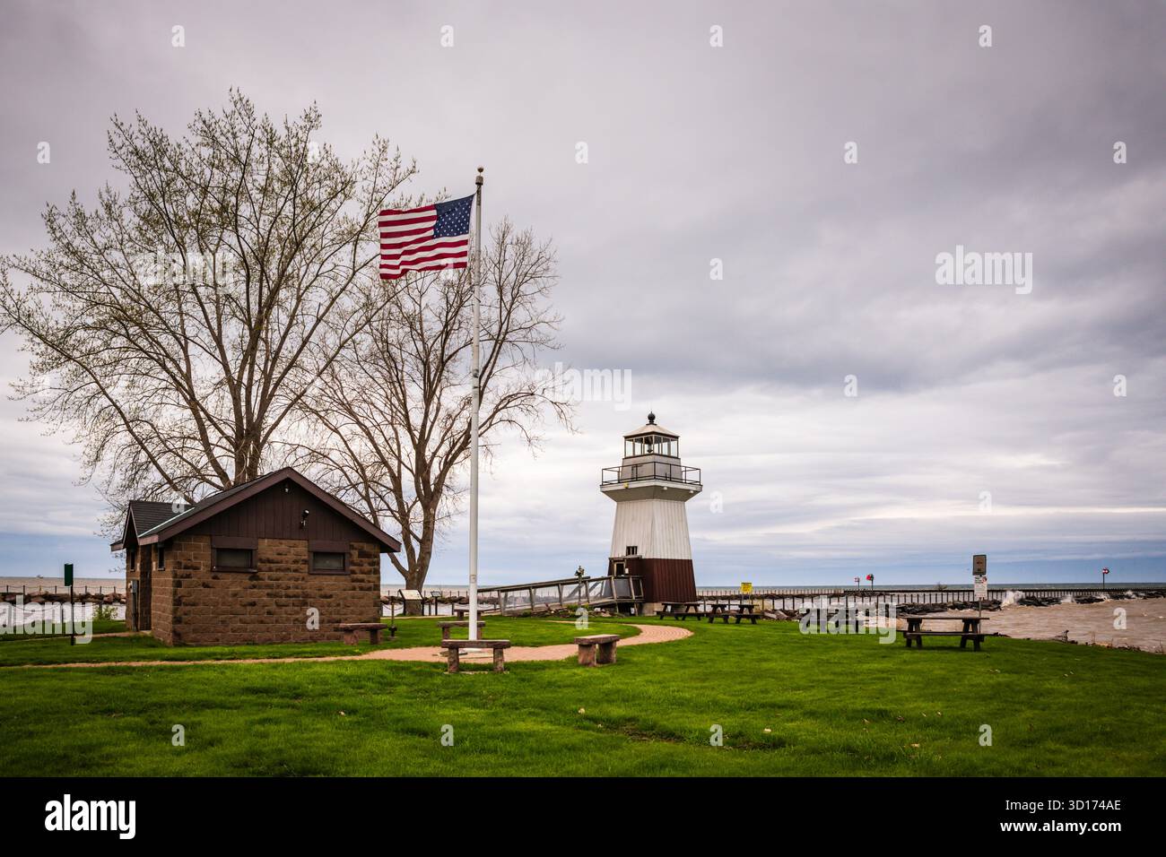 Point Breeze, NY USA - 12. Mai 2019: Old Orchard Lighthouse, eine Nachbildung des historischen Gebäudes, bietet einen atemberaubenden Blick auf den Lake Ontario. Stockfoto