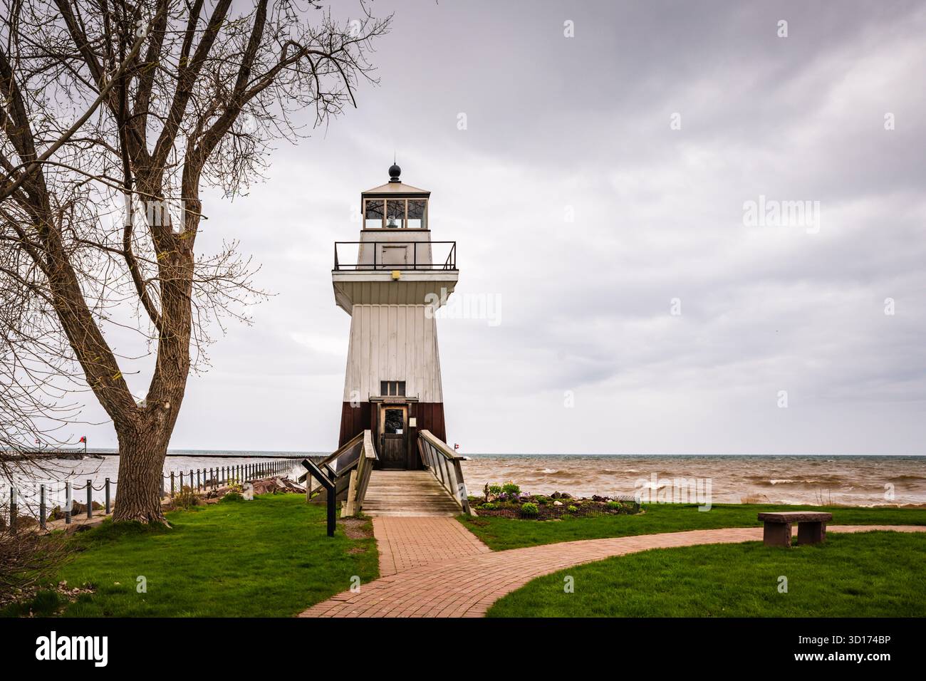 Point Breeze, NY USA - 12. Mai 2019: Old Orchard Lighthouse, eine Nachbildung des historischen Gebäudes, bietet einen atemberaubenden Blick auf den Lake Ontario. Stockfoto