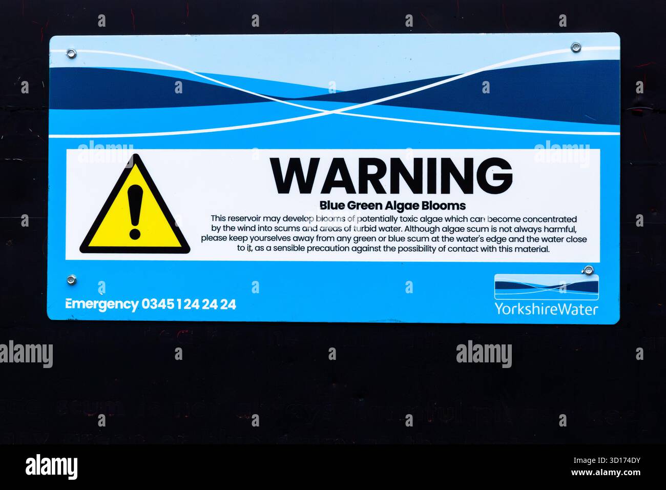 Ein Yorkshire-Wasserzeichen, das vor blaugrünen Algen in einem ihrer Stauseen warnt. Stockfoto