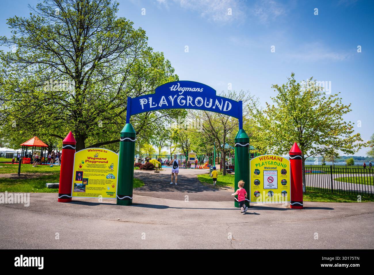 Syracuse, NY USA - 18. Mai 2019: Eintritt zum Wegmans Playground im Onondaga Lake State Park. Stockfoto