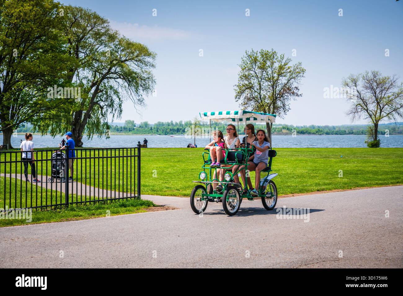 Syracuse, NY USA - 18. Mai 2019: Familienfahrrad im Onondaga Lake State Park. Stockfoto
