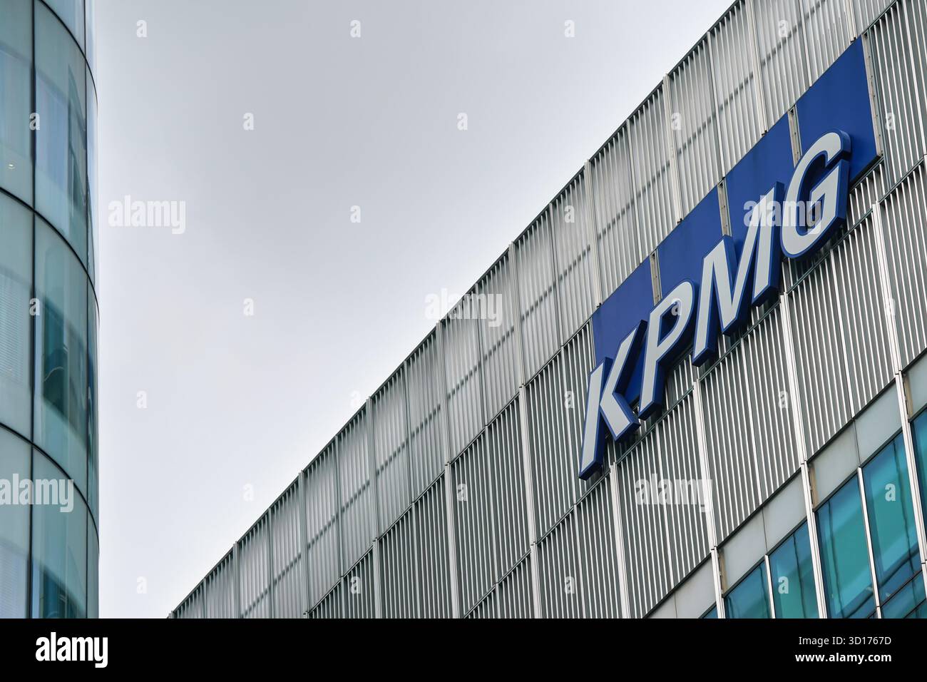 London, Vereinigtes Königreich - 18. Mai 2023: Blaue KPMG-Schilder in ihren Büros am 15 Canada Square in Canary Wharf, Hauptsitz des Unternehmens in Großbritannien. It“ Stockfoto