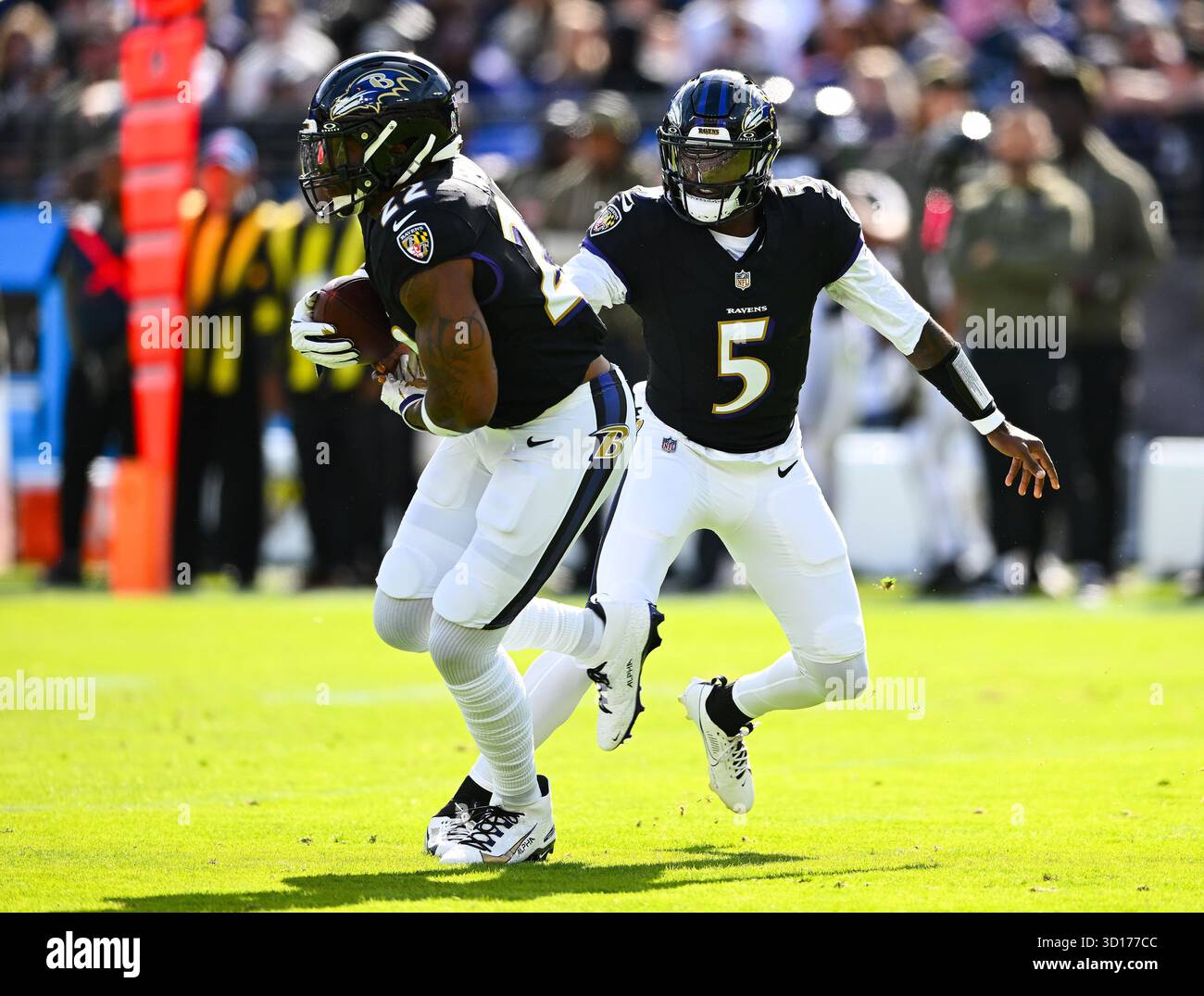 Baltimore, Usa. Oktober 2025. Baltimore Ravens Quarterback Tyler Huntley (5) macht sich am Sonntag, den 26. Oktober 2025 im M&T Bank Stadium in Baltimore, Maryland, an Derrick Henry (22) aus. Foto: David Tulis/UPI Credit: UPI/Alamy Live News Stockfoto