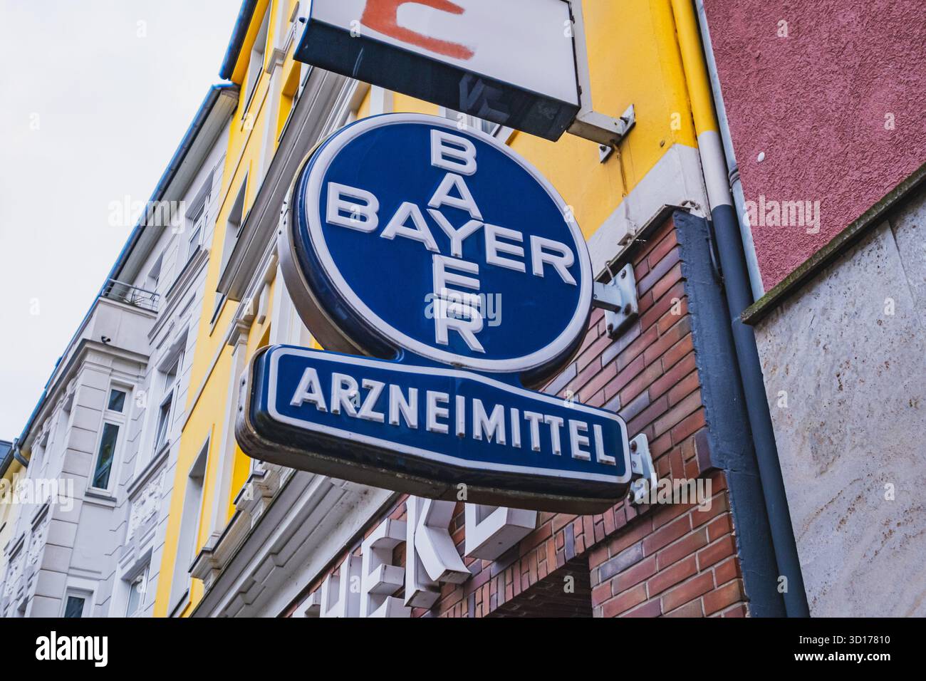 Das deutsche multinationale Pharma- und Biotechnologieunternehmen Bayer-Logo auf der Außenseite eines Gebäudes Stockfoto