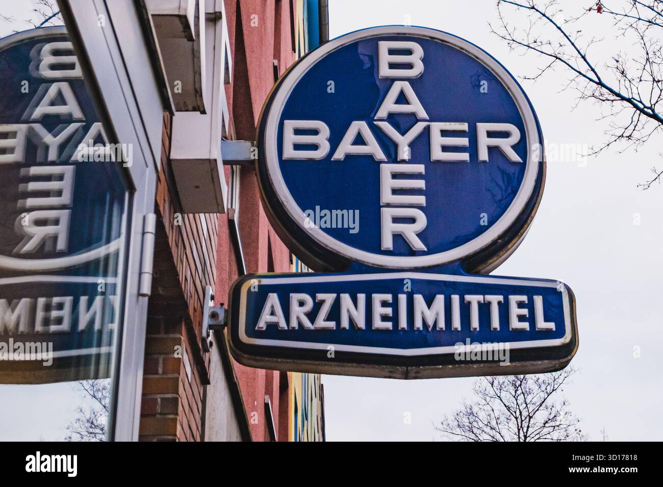 Das deutsche multinationale Pharma- und Biotechnologieunternehmen Bayer-Logo auf der Außenseite eines Gebäudes Stockfoto