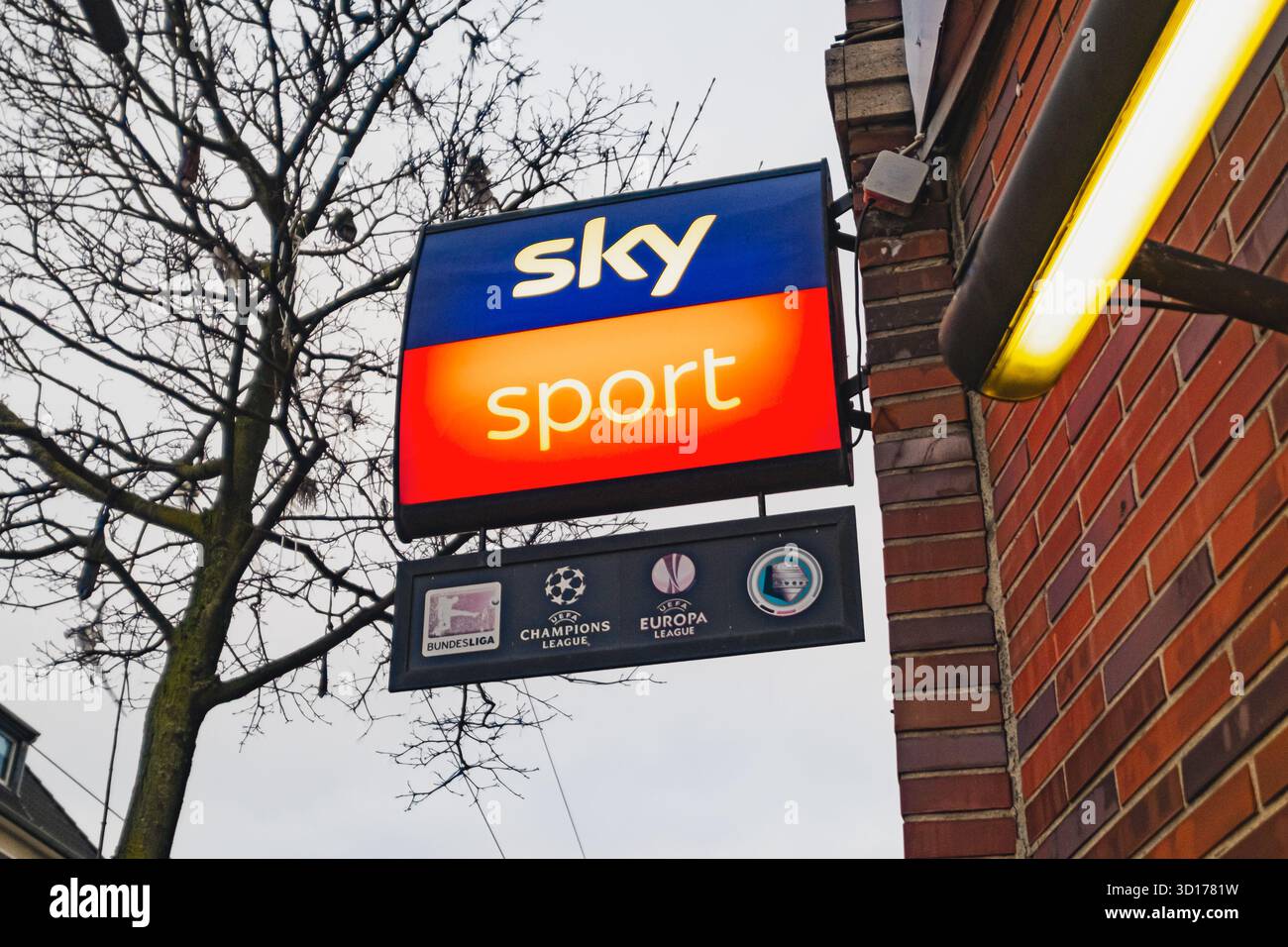 Sport-Satelliten-TV-Sender Sender Sky Sport Logo auf der Außenseite eines Gebäudes Stockfoto