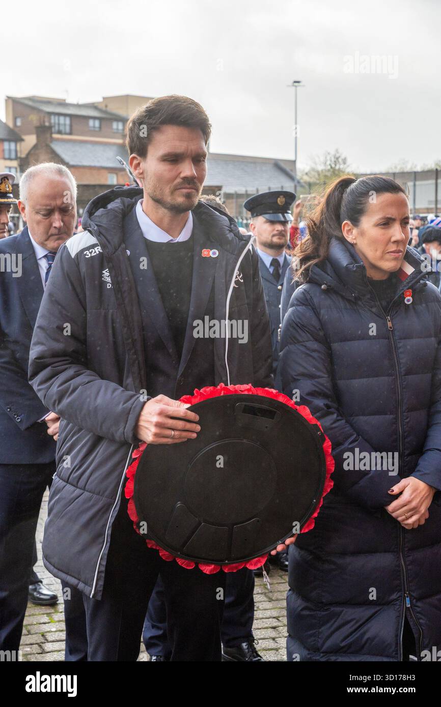 Glasgow, Schottland, Großbritannien. Oktober 2025. Glasgow, Großbritannien. Als Zeichen des Respekts und der Tradition legten Vertreter des Rangers FC, darunter Danny Rohl, der Cheftrainer, Kränze am Fuße der Statue von John Greig, einem berühmten Rangers-Spieler. Es ist üblich, dass das Cermony am Tag eines Heimspiels vor und am nächsten 11. November zum Tragen kommt. Bei dieser Gelegenheit wurde das Spiel gegen Kilmarnock FC ausgetragen und Vertreter von Kilmarnock, darunter Stuart Kettlewell, Kilmarnocks Trainer, legten einen Kranz. Die Zeremonie unterstützte die Wohltätigkeitsorganisation „Combat to Coffee“. Quelle: Findlay/Alamy Live News Stockfoto