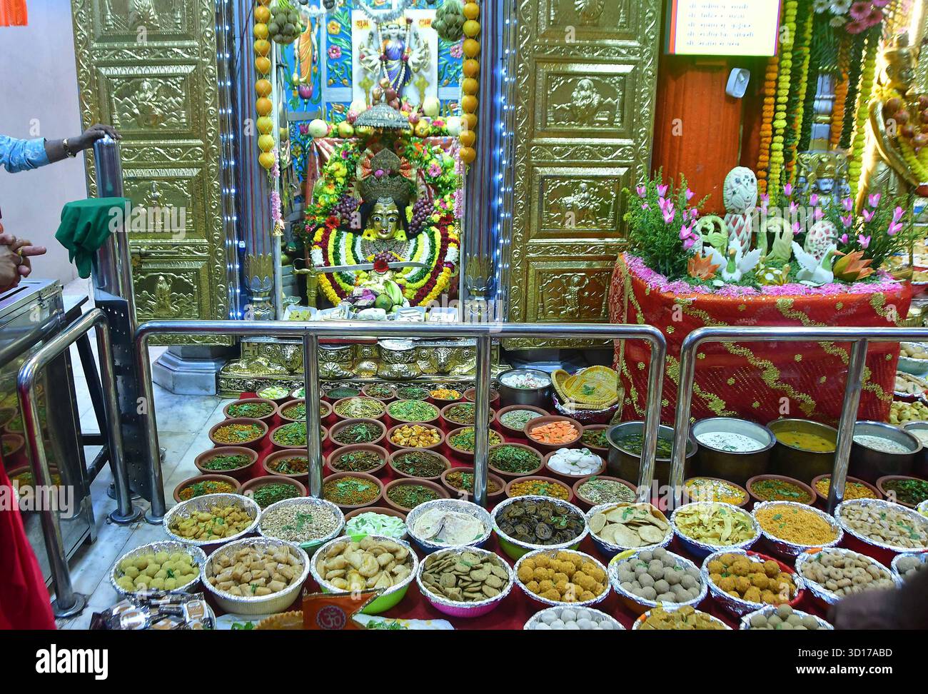 MUMBAI, INDIEN - 26. OKTOBER: Der Mumba Devi Tempel feiert Annakut Mahotsav ein Chappan Bhog oder 56 Gerichte werden der Göttin als Naivedya angeboten und dann am 26. Oktober 2025 in Mumbai, Indien an die Gläubigen verteilt. Foto: Bhushan Koyande/Hindustan Times Mumba Devi Tempel feiert Annakut Mahotsav Stockfoto