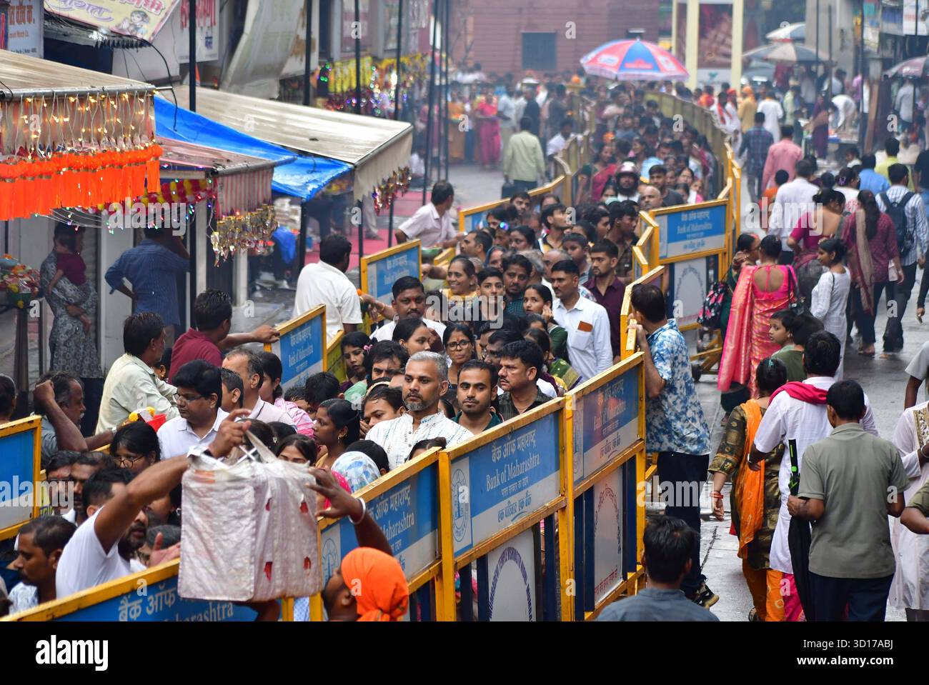 MUMBAI, INDIEN - 26. OKTOBER: Der Mumba Devi Tempel feiert Annakut Mahotsav ein Chappan Bhog oder 56 Gerichte werden der Göttin als Naivedya angeboten und dann am 26. Oktober 2025 in Mumbai, Indien an die Gläubigen verteilt. Foto: Bhushan Koyande/Hindustan Times Mumba Devi Tempel feiert Annakut Mahotsav Stockfoto