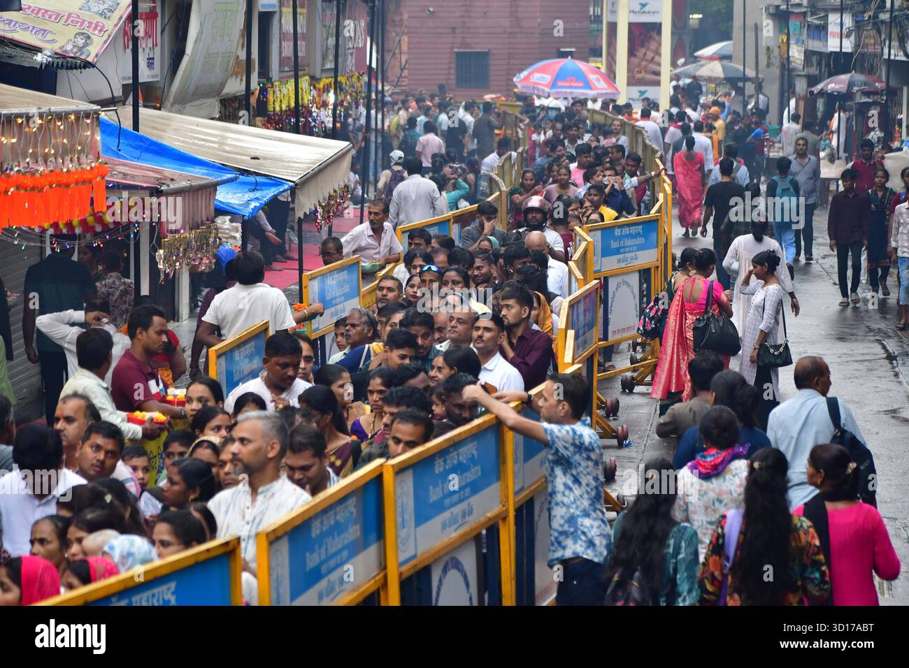 MUMBAI, INDIEN - 26. OKTOBER: Der Mumba Devi Tempel feiert Annakut Mahotsav ein Chappan Bhog oder 56 Gerichte werden der Göttin als Naivedya angeboten und dann am 26. Oktober 2025 in Mumbai, Indien an die Gläubigen verteilt. Foto: Bhushan Koyande/Hindustan Times Mumba Devi Tempel feiert Annakut Mahotsav Stockfoto