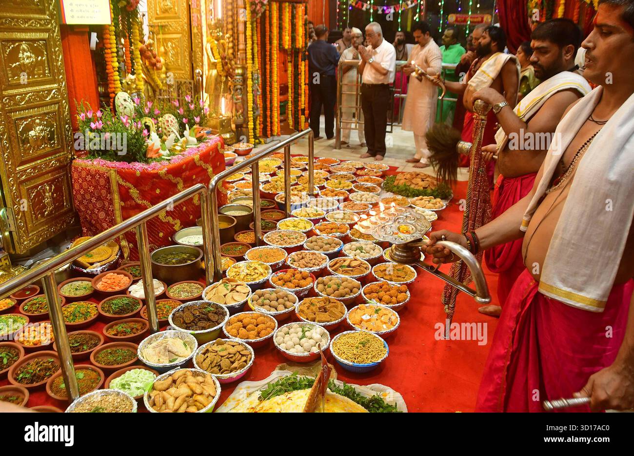 MUMBAI, INDIEN - 26. OKTOBER: Der Mumba Devi Tempel feiert Annakut Mahotsav ein Chappan Bhog oder 56 Gerichte werden der Göttin als Naivedya angeboten und dann am 26. Oktober 2025 in Mumbai, Indien an die Gläubigen verteilt. Foto: Bhushan Koyande/Hindustan Times Mumba Devi Tempel feiert Annakut Mahotsav Stockfoto