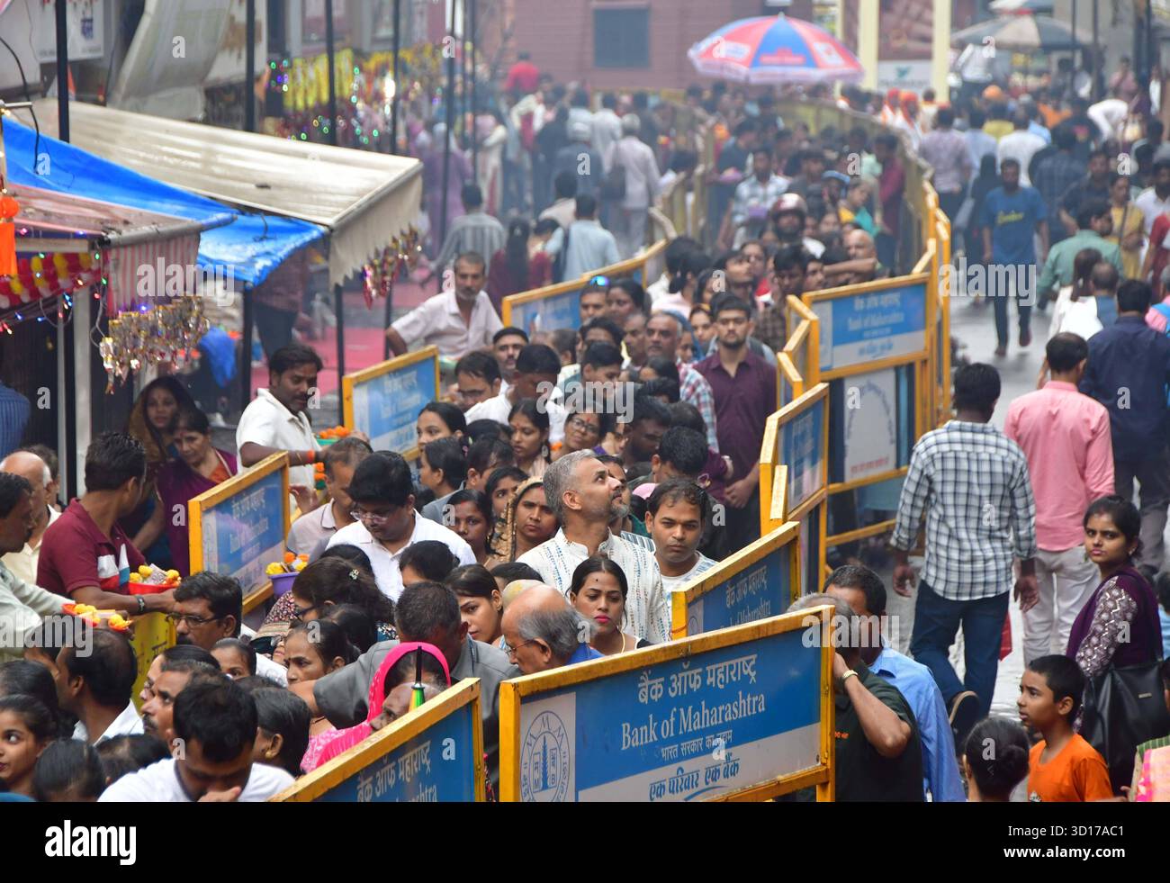 MUMBAI, INDIEN - 26. OKTOBER: Der Mumba Devi Tempel feiert Annakut Mahotsav ein Chappan Bhog oder 56 Gerichte werden der Göttin als Naivedya angeboten und dann am 26. Oktober 2025 in Mumbai, Indien an die Gläubigen verteilt. Foto: Bhushan Koyande/Hindustan Times Mumba Devi Tempel feiert Annakut Mahotsav Stockfoto