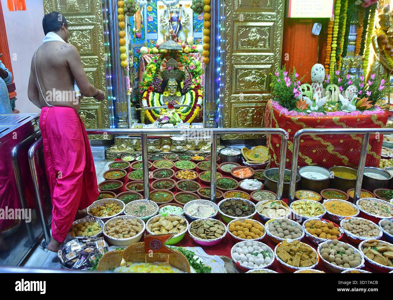 MUMBAI, INDIEN - 26. OKTOBER: Der Mumba Devi Tempel feiert Annakut Mahotsav ein Chappan Bhog oder 56 Gerichte werden der Göttin als Naivedya angeboten und dann am 26. Oktober 2025 in Mumbai, Indien an die Gläubigen verteilt. Foto: Bhushan Koyande/Hindustan Times Mumba Devi Tempel feiert Annakut Mahotsav Stockfoto