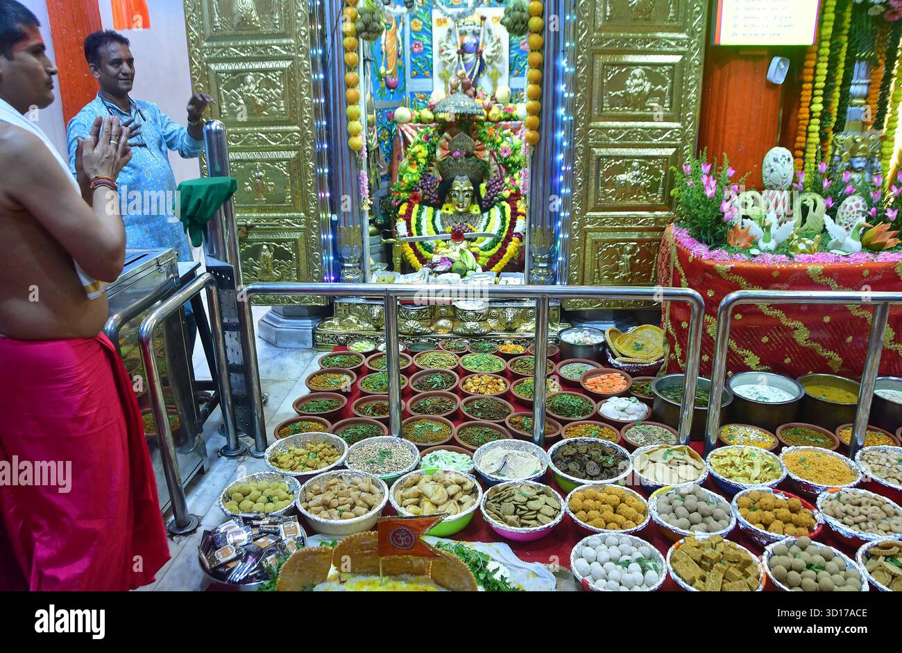 MUMBAI, INDIEN - 26. OKTOBER: Der Mumba Devi Tempel feiert Annakut Mahotsav ein Chappan Bhog oder 56 Gerichte werden der Göttin als Naivedya angeboten und dann am 26. Oktober 2025 in Mumbai, Indien an die Gläubigen verteilt. Foto: Bhushan Koyande/Hindustan Times Mumba Devi Tempel feiert Annakut Mahotsav Stockfoto